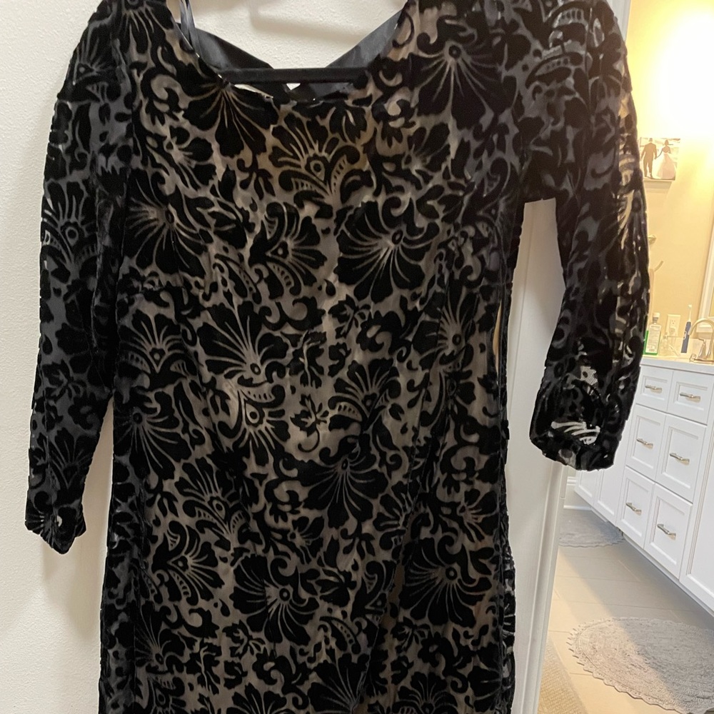 Long sleeve shift dress with black velvet detailing, size 2 Laundry